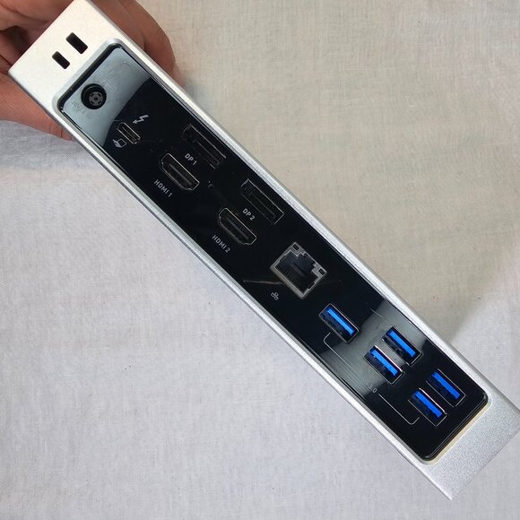 Cable Matters Hybrid Thunderbolt 3 Docking Station Dock 96W 14-in-1 107044 - Picture 2 of 6